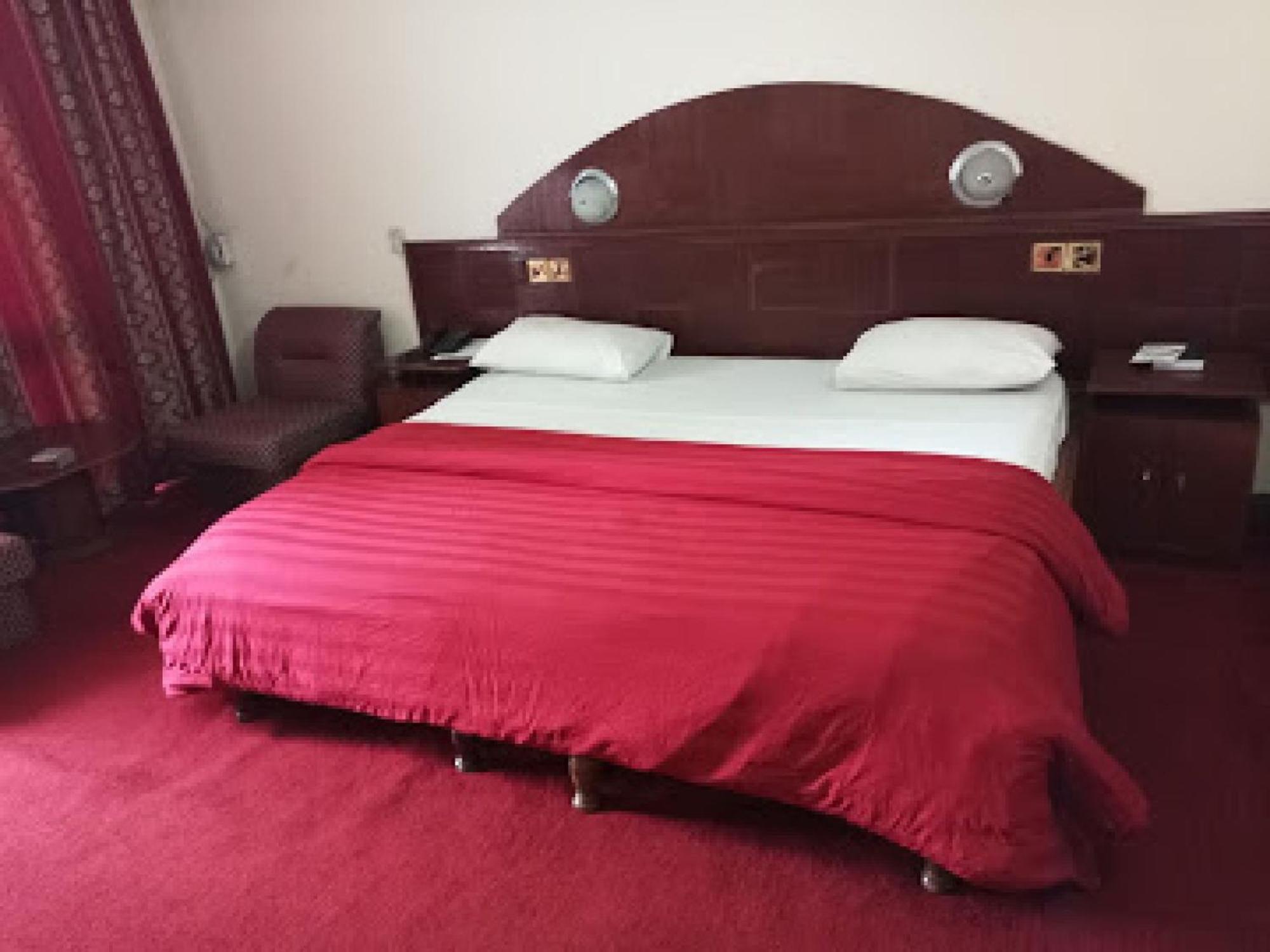 Room In Lodge - Premier Hotel-איבאדן מראה חיצוני תמונה
