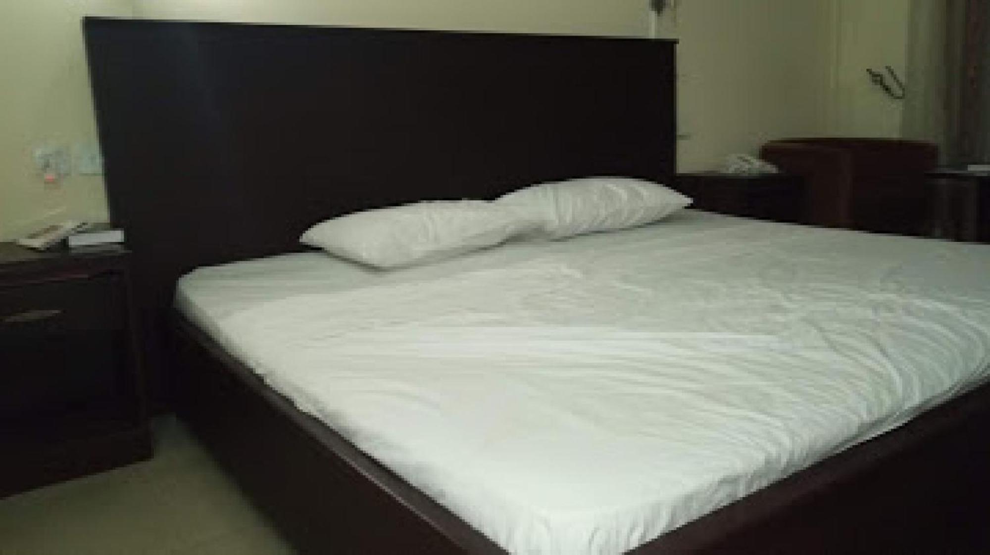 Room In Lodge - Premier Hotel-איבאדן מראה חיצוני תמונה